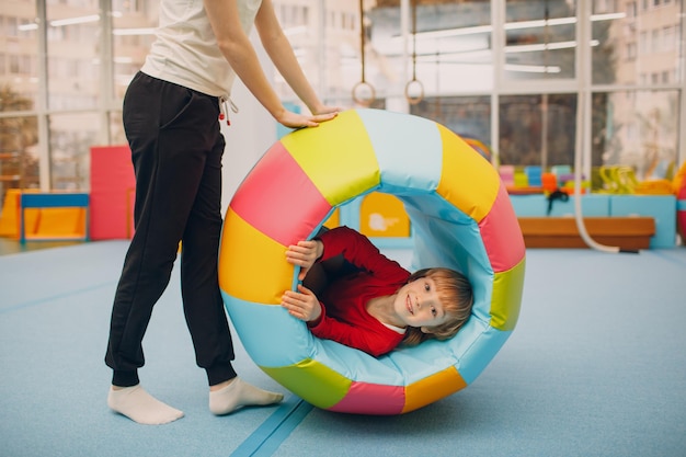 Bambini che giocano in palestra all'asilo o al concetto di sport e fitness per bambini delle scuole elementari