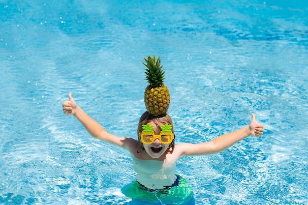 Bambini che giocano in piscina Attività estive per bambini Piccolo bambino che gioca in acqua blu