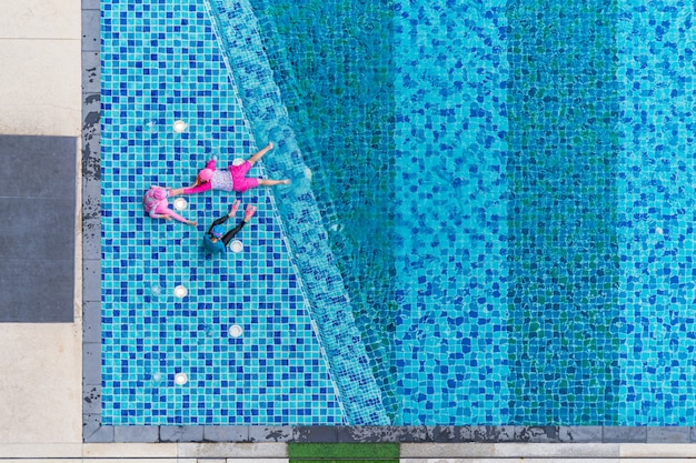 Bambini che giocano in piscina, Vista aerea superiore