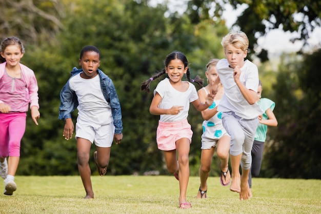 Bambini che giocano insieme durante una giornata di sole