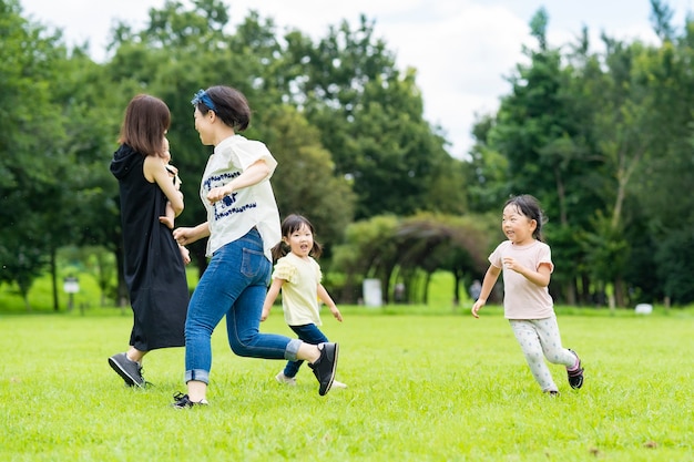 Bambini che giocano liberamente nel parco