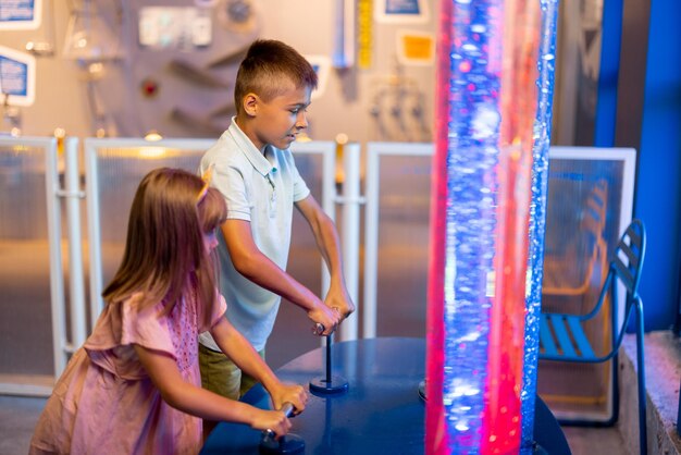 Bambini che giocano nel museo della scienza