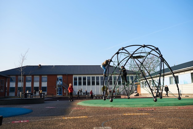 Bambini che giocano nel parco giochi di una scuola