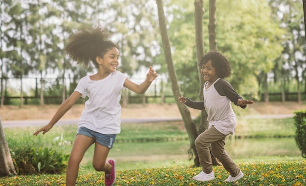Bambini che giocano nel parco