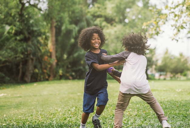 Bambini che giocano nel parco