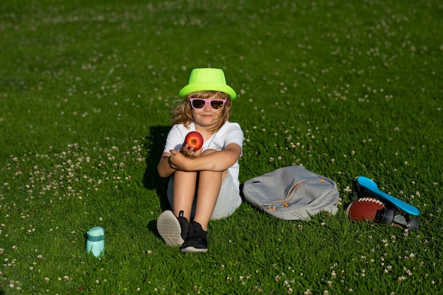 Bambini che giocano nella libertà del parco estivo e spensierata infanzia felice rilassante bambino nel campo verde durante