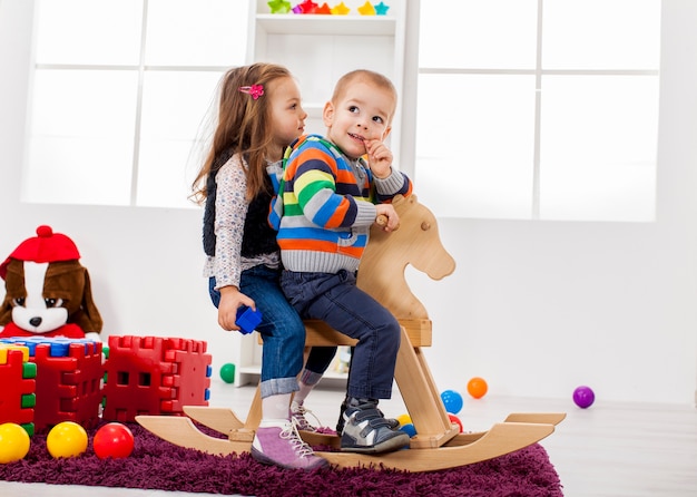 Bambini che giocano nella stanza