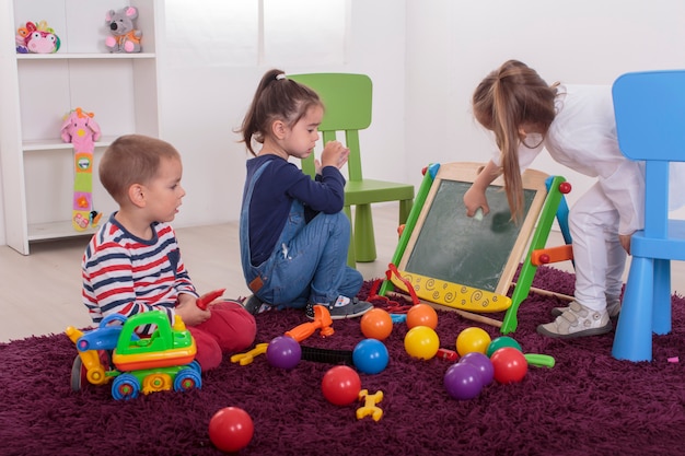 Bambini che giocano nella stanza