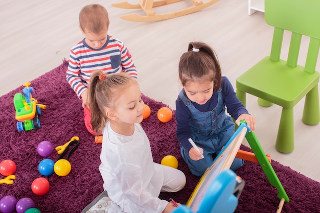 Bambini che giocano nella stanza