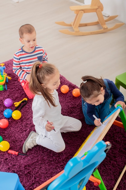 Bambini che giocano nella stanza