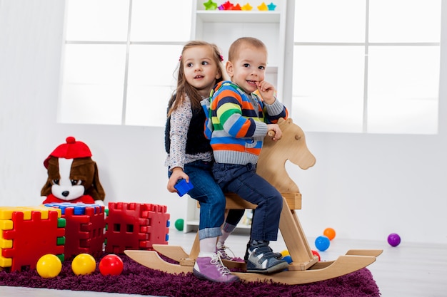 Bambini che giocano nella stanza