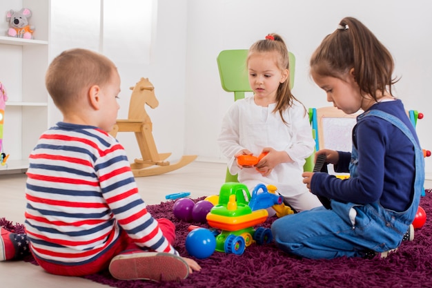 Bambini che giocano nella stanza.
