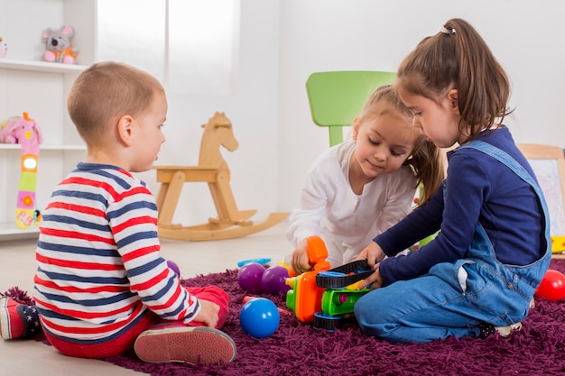 Bambini che giocano nella stanza