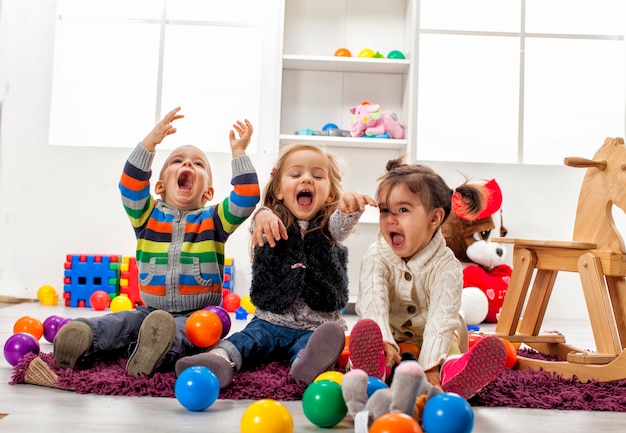 Bambini che giocano nella stanza