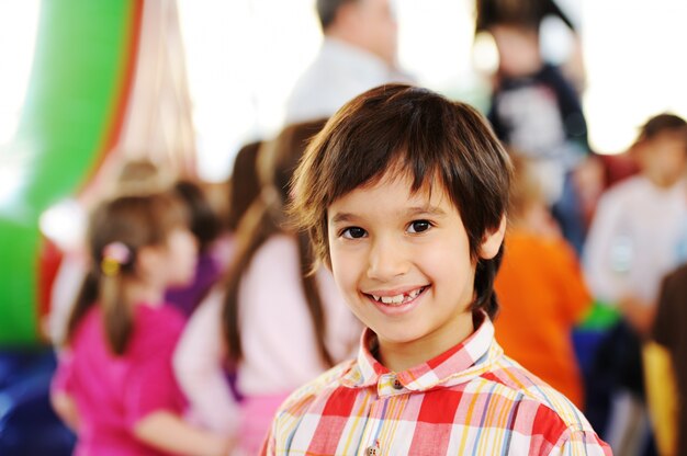 Bambini che giocano sul colorato parco giochi per bambini