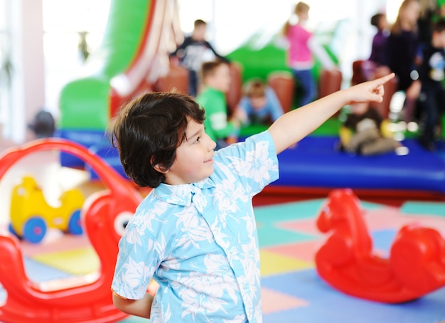 Bambini che giocano sul colorato parco giochi per bambini