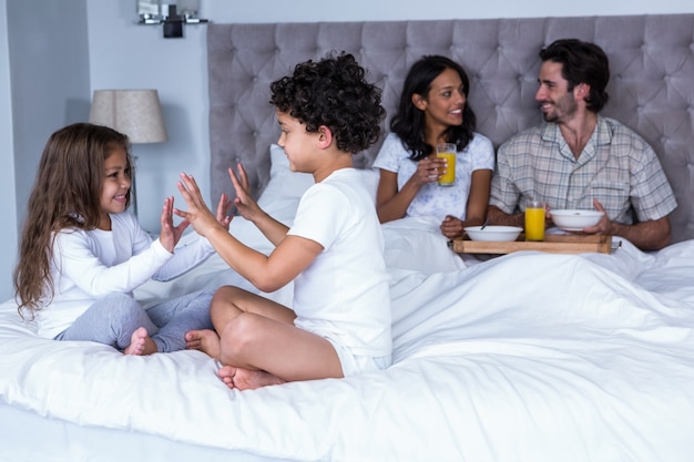 Bambini che giocano sul letto