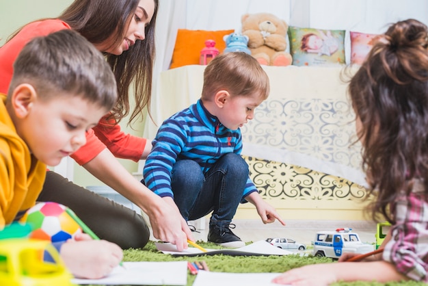 Bambini che giocano sul pavimento