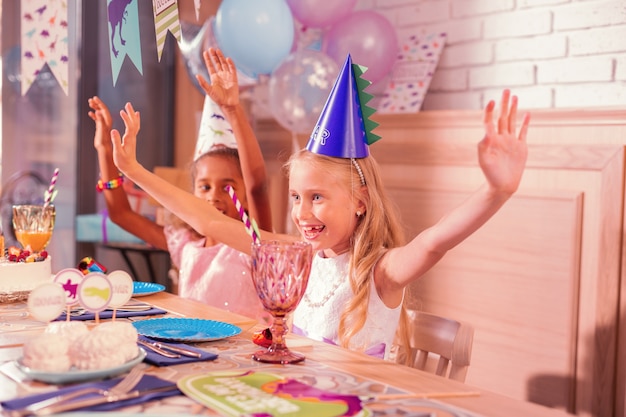 Bambini che godono insieme della festa di compleanno