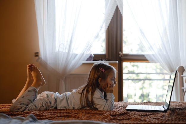 Bambini che guardano cartoni animati sul letto