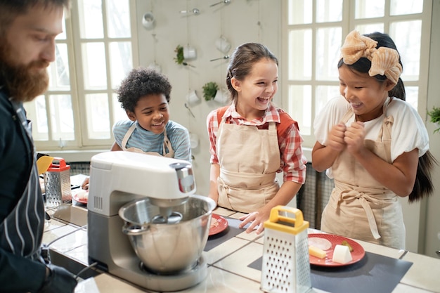 Bambini che imparano a cucinare insieme