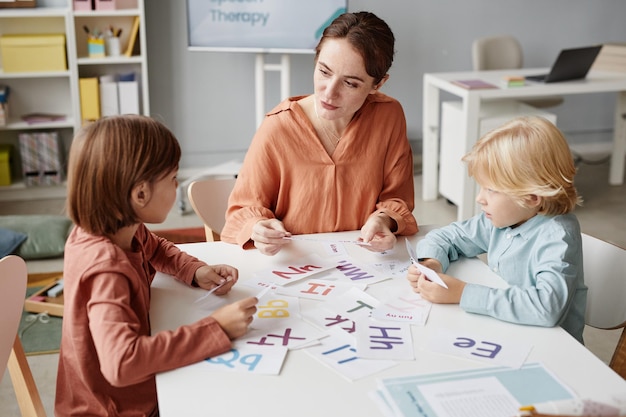 Bambini che imparano l'inglese con l'insegnante