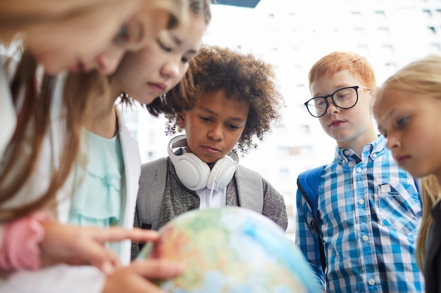 Bambini che lavorano in gruppo