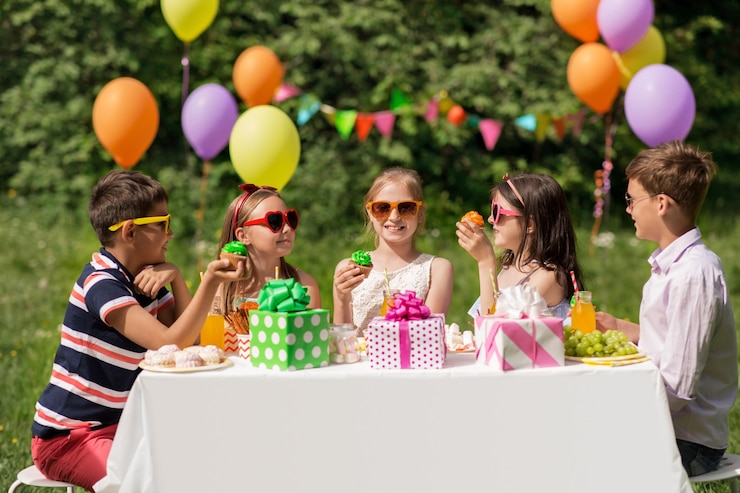 Foto bambini che mangiano cupcake a una festa di compleanno in estate