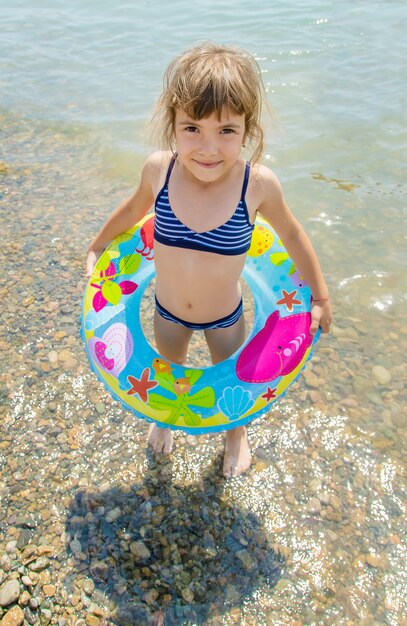 Bambini che nuotano nel lago.