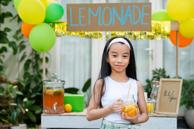 Bambini che organizzano un chiosco di limonate