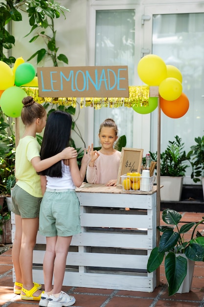 Bambini che organizzano un chiosco di limonate