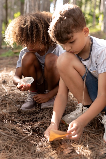 Bambini che partecipano a una caccia al tesoro