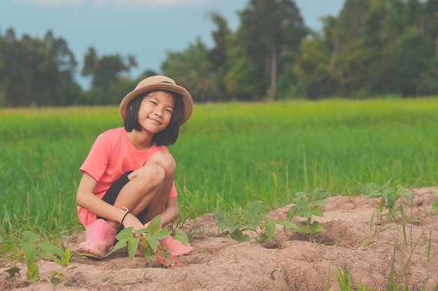 Bambini che piantano l'albero in campagna