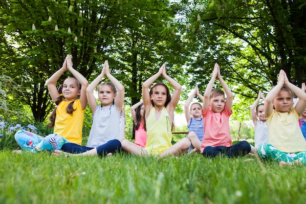 Bambini che praticano yoga.