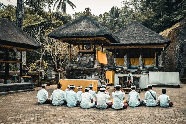 Bambini che pregano nel tempio