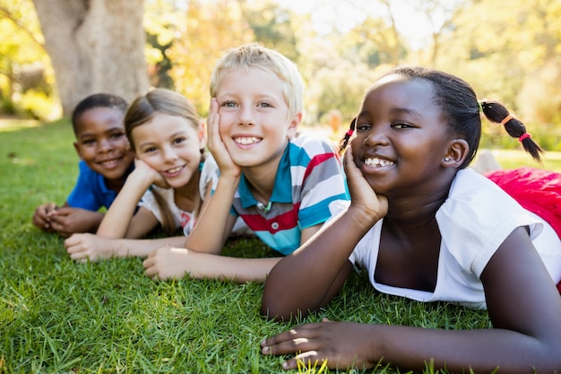 Bambini che propongono insieme durante una giornata di sole