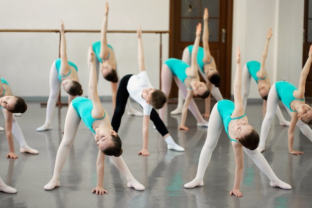 Bambini che provano alla scuola di danza classica