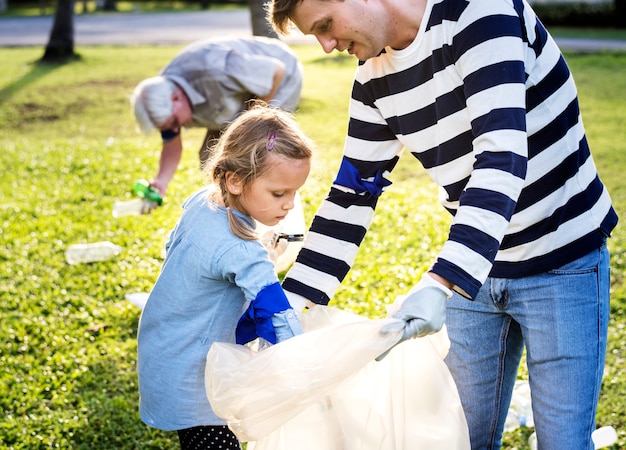 Bambini che raccolgono rifiuti nel parco