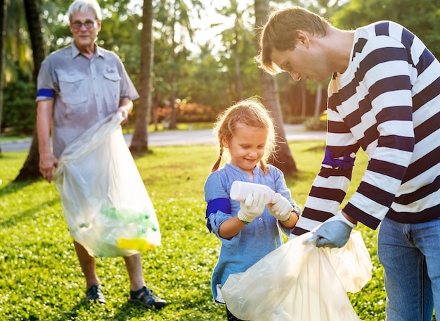 Bambini che raccolgono rifiuti nel parco