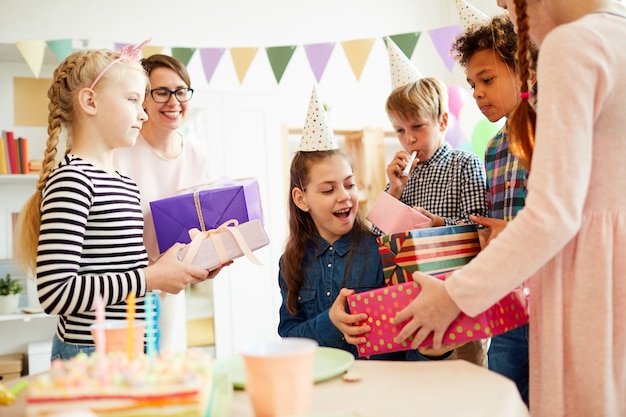 Bambini che regalano regali di compleanno