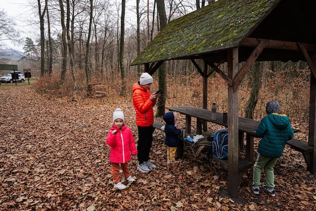 Bambini che riposano nella foresta autunnale con tettoia e tavolo da picnic