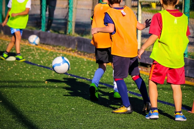 Bambini che si allenano sul campo