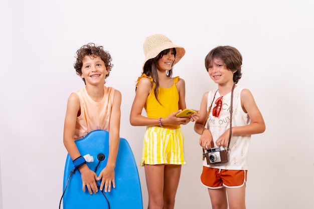 Bambini che si divertono durante le vacanze estive su uno sfondo bianco che guarda l'obbiettivo