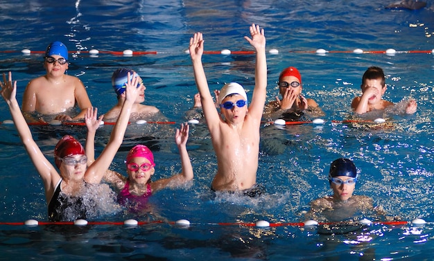 bambini che si divertono in una piscina