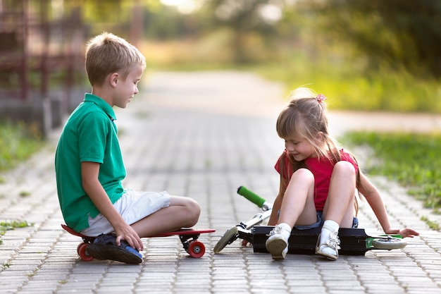 Bambini che si divertono sul marciapiede soleggiato