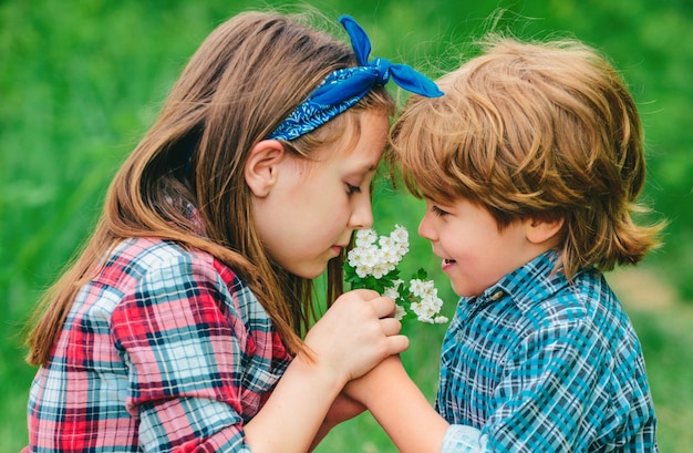 Bambini che sorridono e si divertono all'aperto in un caldo giorno d'estate carte di San Valentino che i bambini adorano