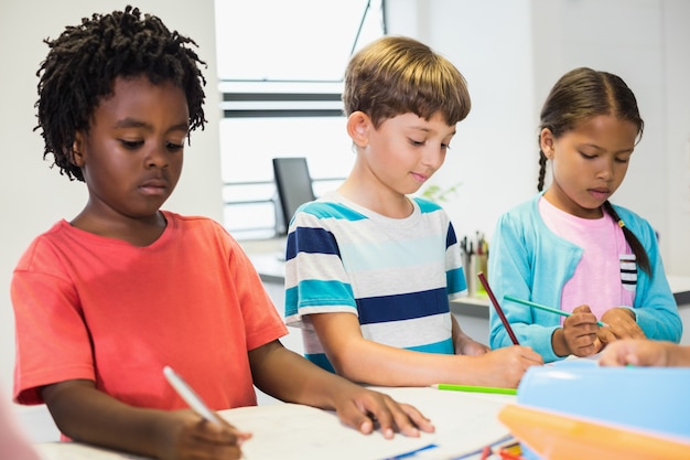 Bambini che studiano in classe