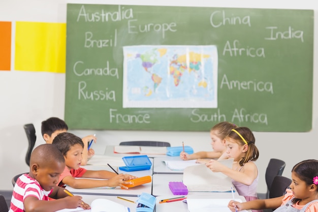 Bambini che studiano in classe