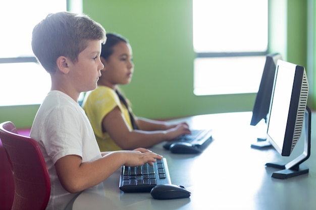 Bambini che usano il computer