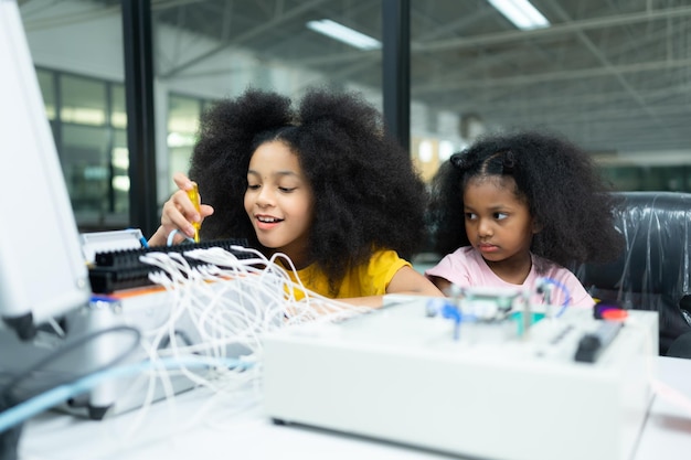 Bambini che usano la tecnologia del robot a mano e si divertono a imparare il circuito elettronico